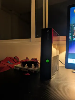 Xbox 360 E 500GB + Mando Resident Evil + 64GB