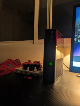 Xbox 360 E 500GB + Mando Resident Evil + 64GB