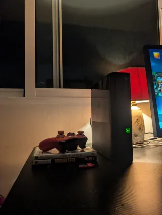 Xbox 360 E 500GB + Mando Resident Evil + 64GB