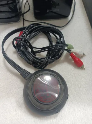 Altavoces Woxter negros y grises