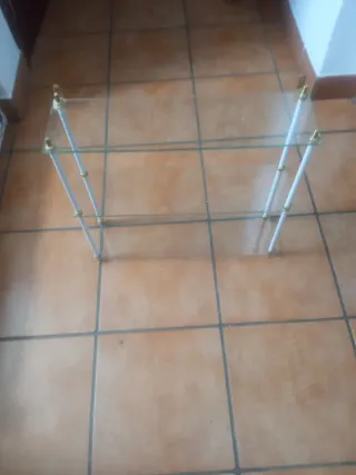 Estantería de cristal y metal dorada