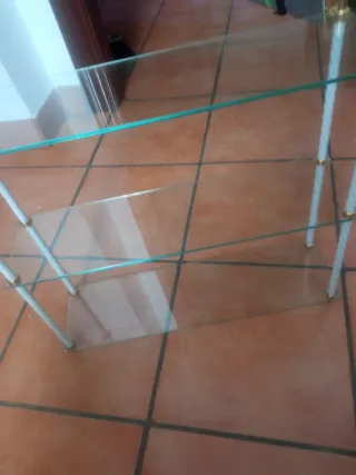 Estantería de cristal y metal dorada