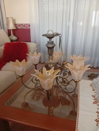 Lámpara de techo dorada y transparente