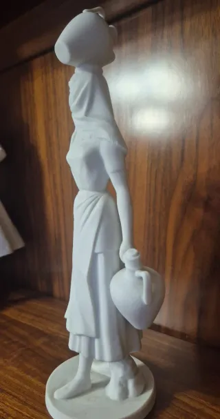 Figura Bidasoa Mujer con Cántaro Porcelana