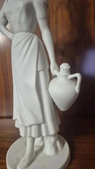 Figura Bidasoa Mujer con Cántaro Porcelana