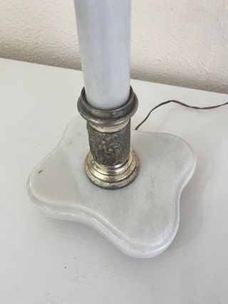 Parjea de candelabros de metal plateado y mármol