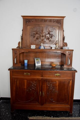 Credenza in noce intarsiata