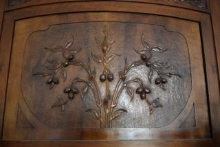 Credenza in noce intarsiata