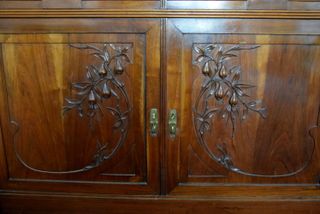 Credenza in noce intarsiata