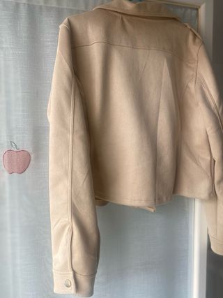 Cazadora corta  tipo antelina  Color Beig