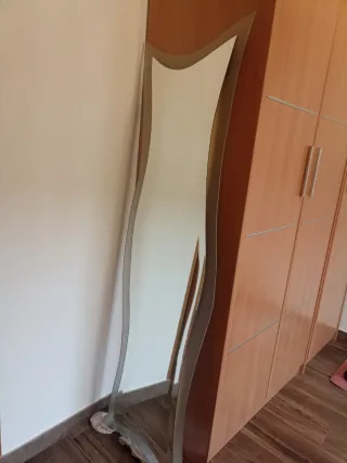 Espejo de pie moderno