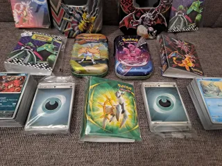 Pokemon: 2 Tin, 2 Mini Tin, 5 Mini Album, 300 Cart