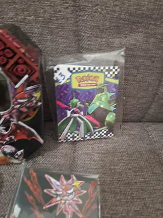 Pokemon: 2 Tin, 2 Mini Tin, 5 Mini Album, 300 Cart