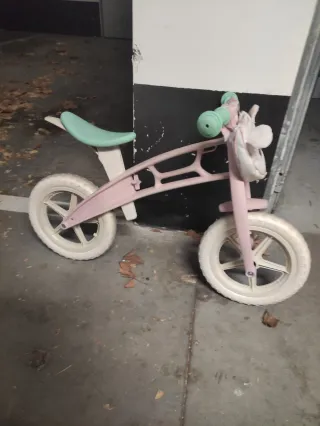 Bicicleta sin pedales rosa y verde