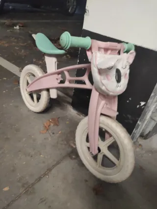 Bicicleta sin pedales rosa y verde