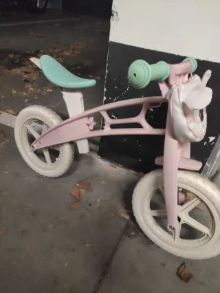 Bicicleta sin pedales rosa y verde