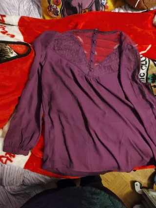 Blusa berenjena con encaje
