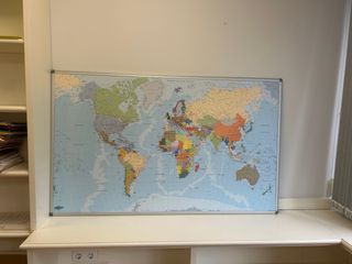 Mapamundi enmarcado.