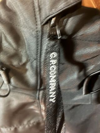 C.P. Company Abrigo Negro con Gafas