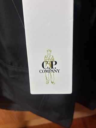 C.P. Company Abrigo Negro con Gafas