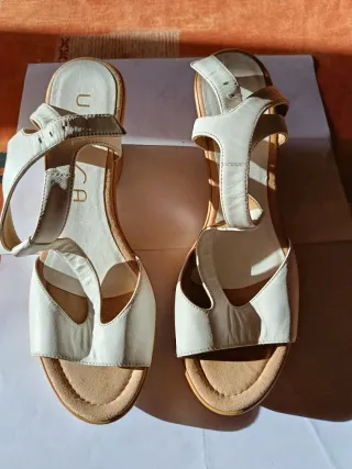Sandalias blancas y crema.
