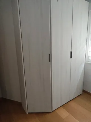 Armario esquinero y cama nido.