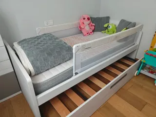 Armario esquinero y cama nido.