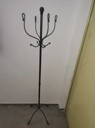 Perchero de pie de hierro negro