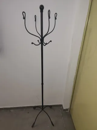 Perchero de pie de hierro negro
