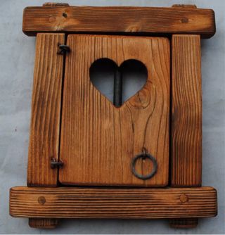 Finestrella in legno intaglio cuore