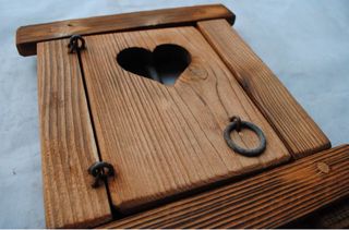 Finestrella in legno intaglio cuore