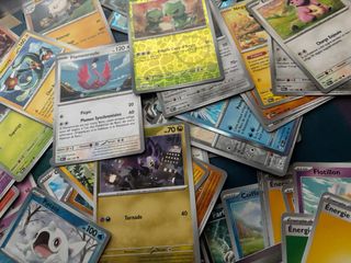 90 Cartas Pokémon Variadas