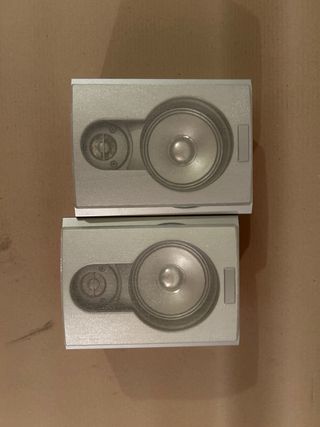 Altavoces Marrones y Plateados