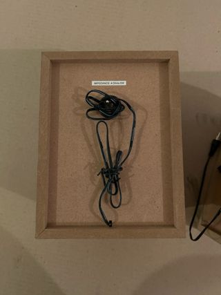 Altavoces Marrones y Plateados