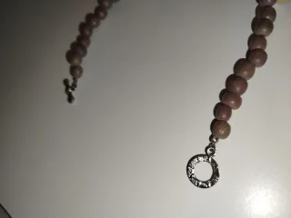 Collar de cuentas beige y marrón