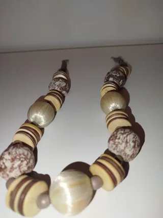 Collar de cuentas beige y marrón