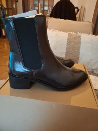 Botines marrones oscuro.