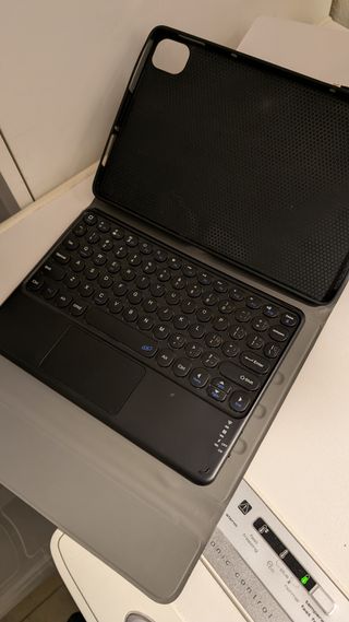 Tablet Xiaomi Mi Pad 5 con fundas y teclado