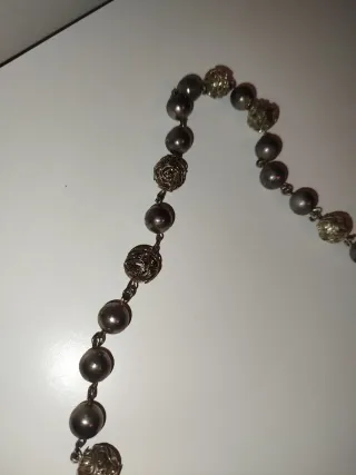 Colgante de perlas y detalles plateados