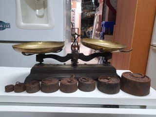 Balanza antigua de latón con juego de pesas