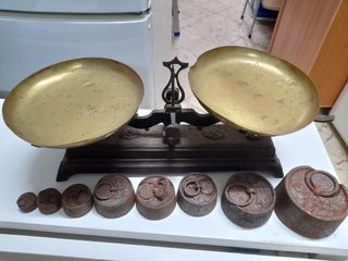 Balanza antigua de latón con juego de pesas