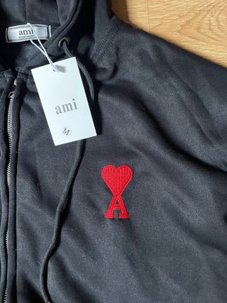 Chaqueta Ami Paris Negra con Corazón Rojo