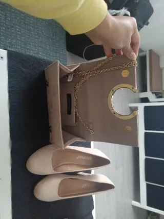 Zapatos y bolso beige con cadena dorada