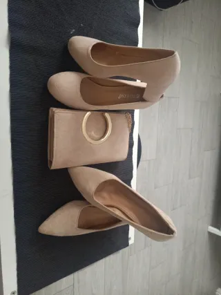 Zapatos y bolso beige con cadena dorada