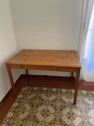 Mesa de madera rústica
