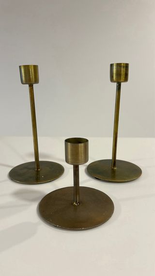 Set de candelabros dorados de metal