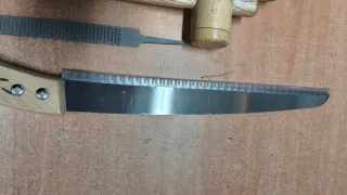 Mazos de madera, sierra y escofina