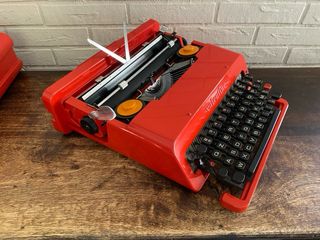 Macchina da scrivere Olivetti Valentine rossa