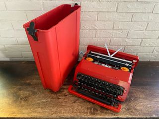 Macchina da scrivere Olivetti Valentine rossa