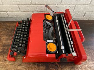 Macchina da scrivere Olivetti Valentine rossa